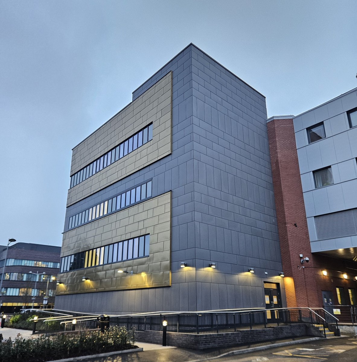 LongworthFacade's tweet photo. One of our recently completed projects at Christie Hospital in Withington for Vinci Construction 📸 😍
#christiehospital #facade #rainscreen #constructionuk #tecu #equitone https://t.co/igyfvlUpxO