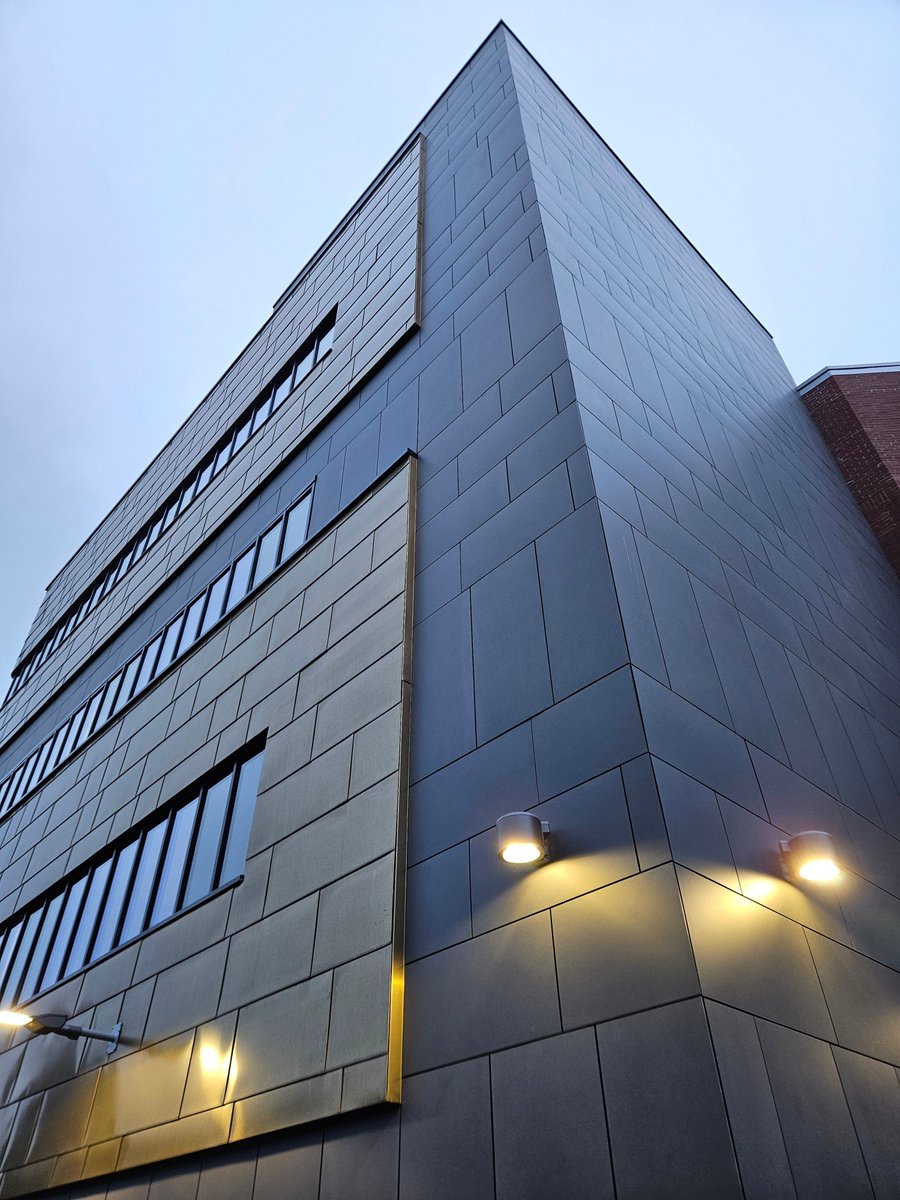 LongworthFacade's tweet photo. One of our recently completed projects at Christie Hospital in Withington for Vinci Construction 📸 😍
#christiehospital #facade #rainscreen #constructionuk #tecu #equitone https://t.co/igyfvlUpxO
