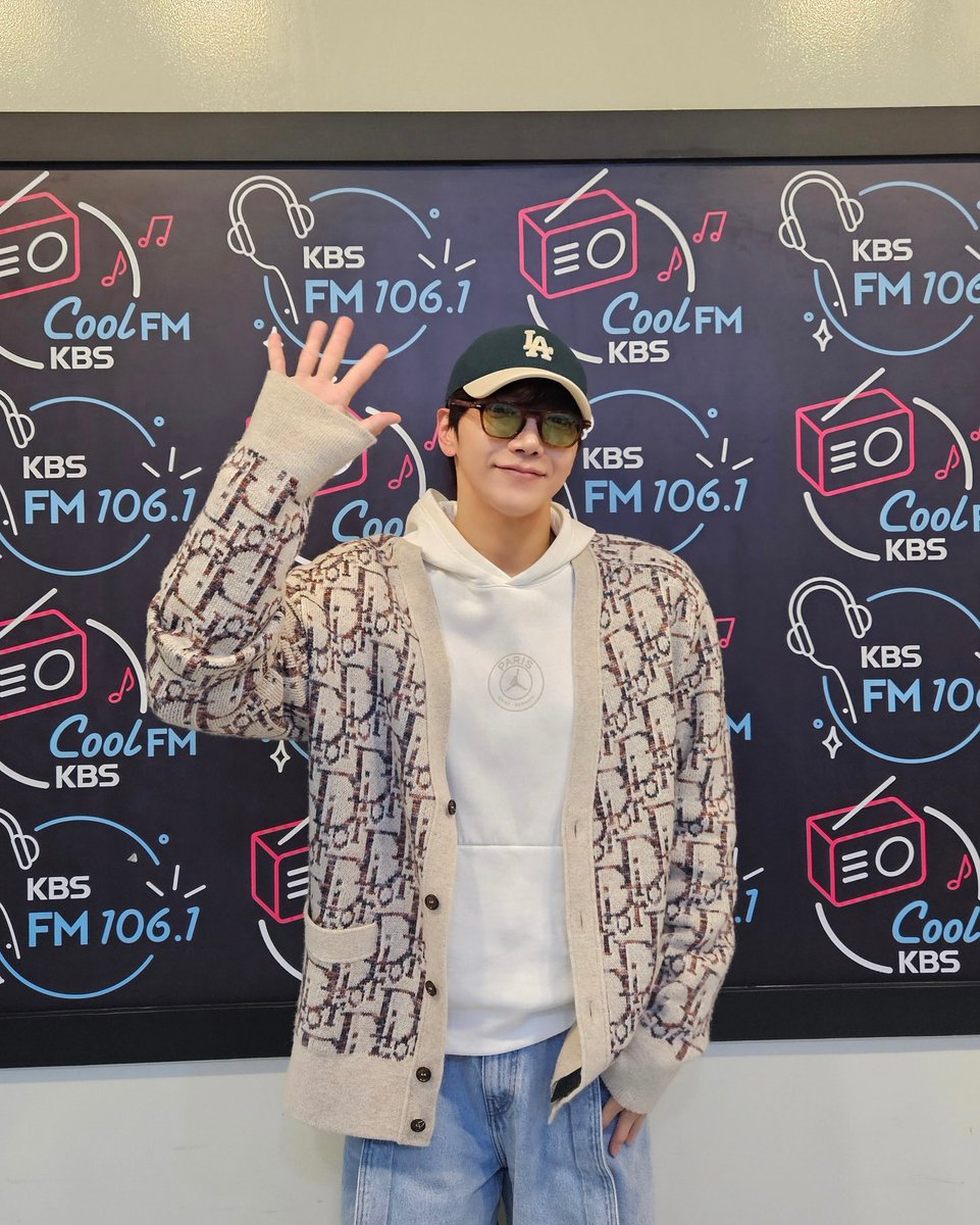 mirehappy1106u's tweet photo. real_2pmstagram's IG
250123 2️⃣
私達のスペシャルDJミンDと
一緒に過ごした3日間
幸せでした📻💖
#甘い声
#ミンDは耳をとろけさせる🍫🍯🍭
#イ・ウンジの歌謡広場
#준케이 #ジュンケイ #JUN_K
#2PM
#re2stagram https://t.co/T72i4jiabT