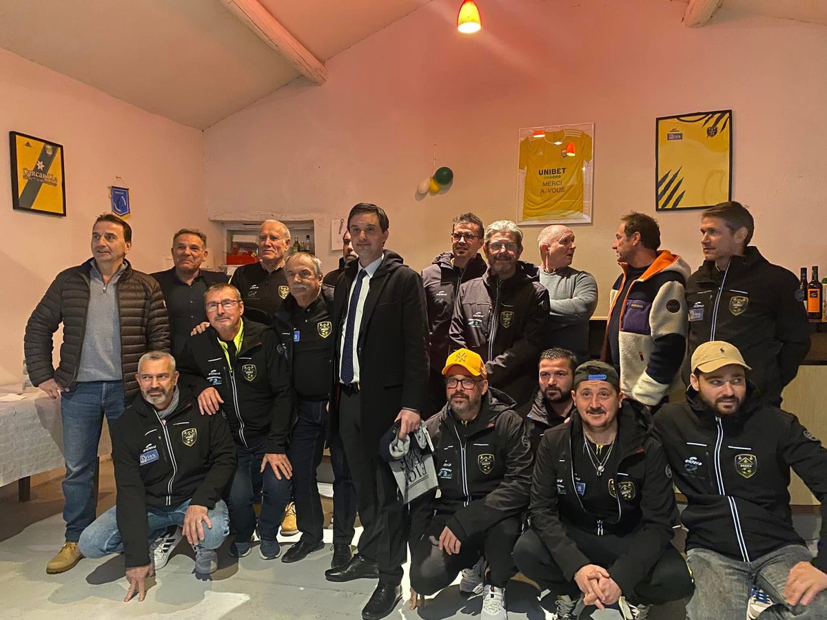 RichardKitaeff's tweet photo. ⚽ Remise officielle des nouveaux maillots, symboles de fierté et d’engagement pour notre village. Une équipe déterminée, des valeurs solides, et une énergie incroyable. Les Vétérans sont prêts à défendre haut et fort nos couleurs ! 💛🖤

#LesVétéransDeGordes #ForceEtFierté https://t.co/twe39Pl26J