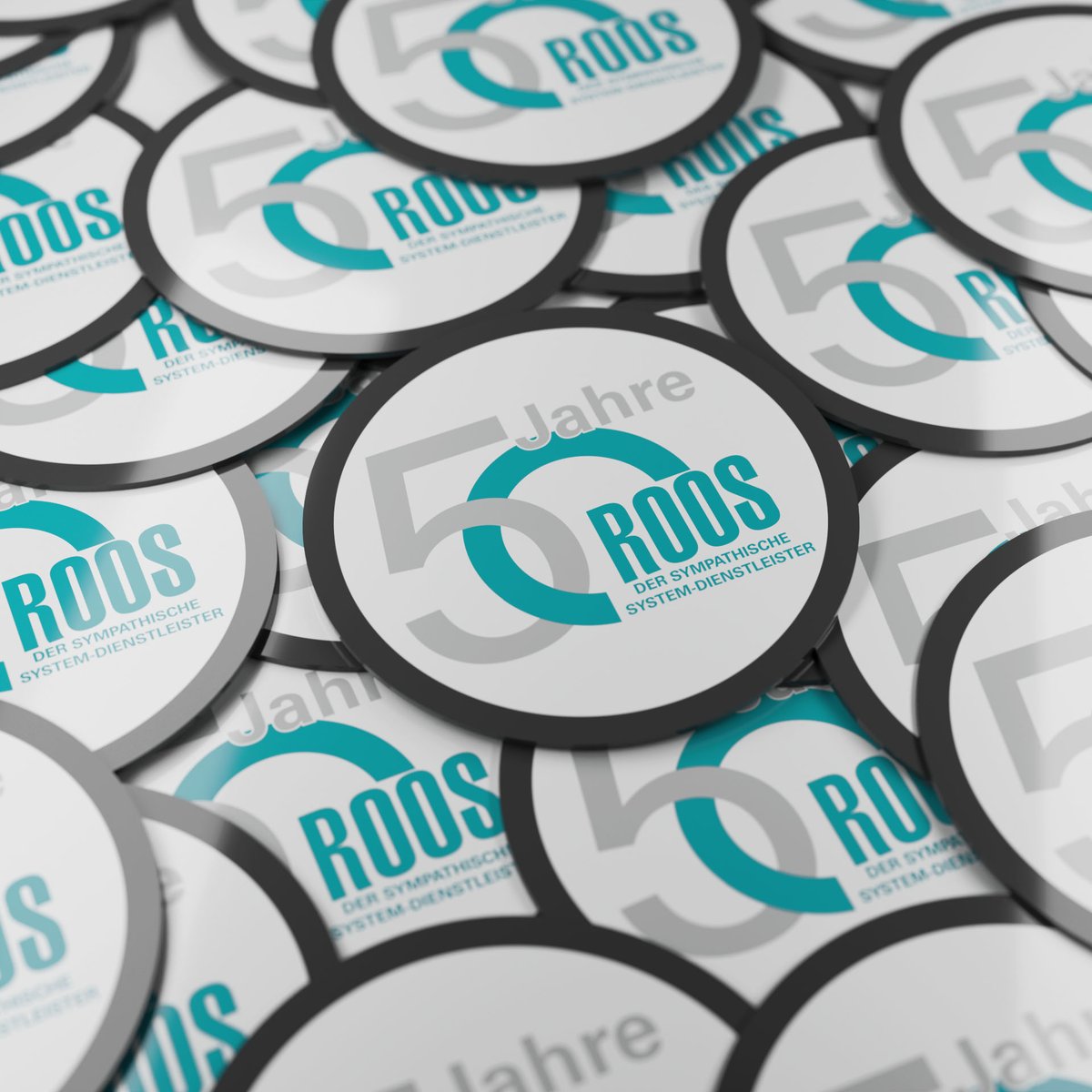 Beim Aufkleberdruck bietet Siebdruck hohe Farbintensität und Langlebigkeit, ideal für große Auflagen und schwierige Bedingungen. Die Roos GmbH bietet Aufkleber im Siebdruck- und Digitaldruckverfahren an, je nach Bedarf und Auflagenhöhe.roos.gmbh/etiketten-stic… #aufkleber #roosgmbh