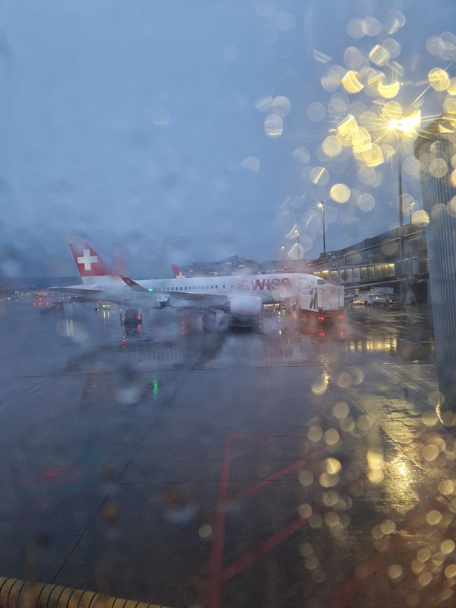 Kahfl83's tweet photo. A rainy morning @zrh_airport https://t.co/unwZ95WMCv