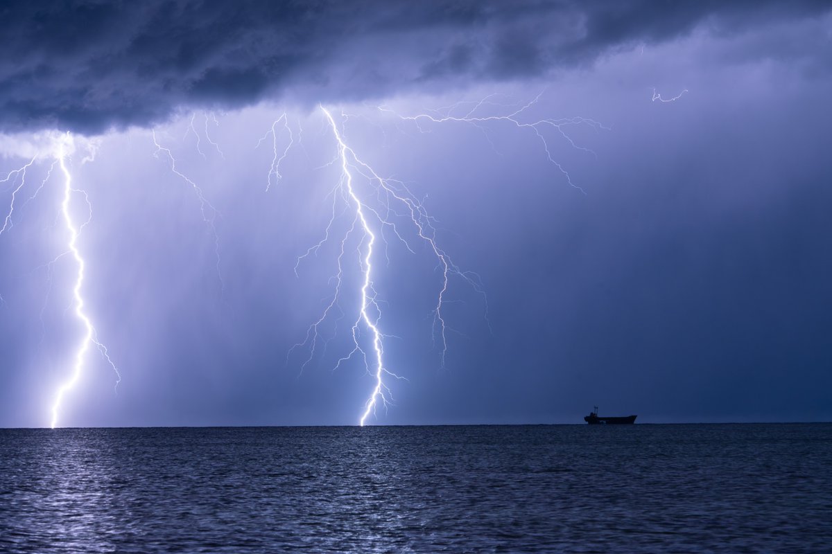 Thunderstorm and a waterspout N/NW of Paphos, #Cyprus 22.01.2025. <a href="/ICWR/">ICWR</a> #thunderstorm #Mediterranean #stormspotting #severeweather