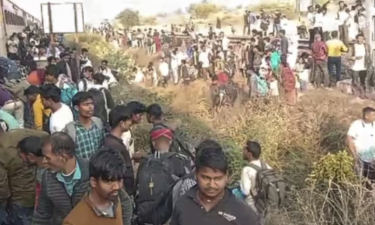 apnlivehindi's tweet image. पुष्पक एक्सप्रेस हादसा: अफवाहों ने कैसे बिगाड़ दी स्थिति और मचाई तबाही, जानें  apnnews.in/india-news/pus… 
#PushpakExpress #pushpakexpressaccident #viral