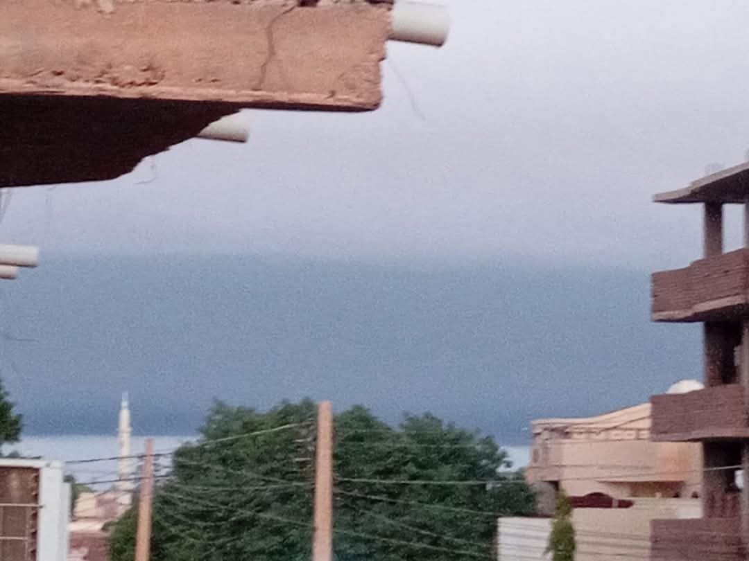 🔴صور صباح اليوم متداولة من سماء ولاية #الخرطوم
دخان اسود
 
🔴نتمنى من مرضى الجهاز التنفسي ارتداء كمامة او قطعه قماش و عدم التغرض للدخان