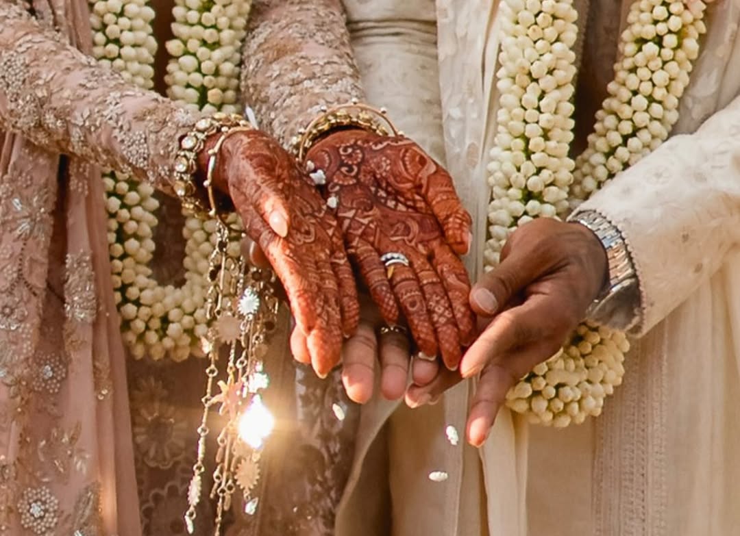 PuneTimesOnline's tweet photo. #AthiyaShetty drops adorable pictures to wish #KLRahul on their second wedding anniversary
@theathiyashetty @klrahul
#Rahiya #KLAthiya #bollywood #Cricket #KLAthiyaWeddingAnniversary https://t.co/eMWOJA5Z6Y