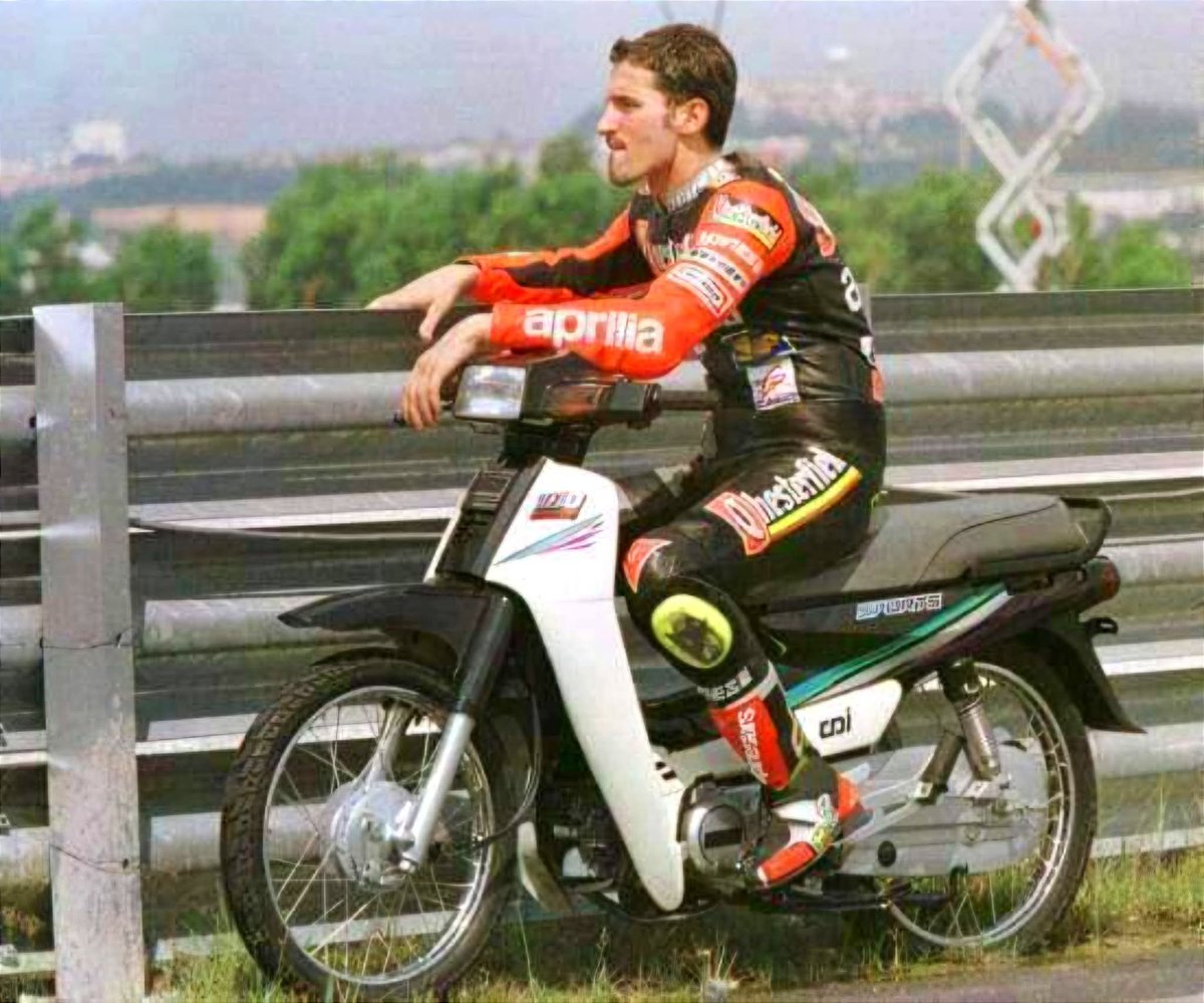 FaktaBukanAuta's tweet photo. Tahukah anda kalau sebut nama Max Biaggi, ada orang kenal dia sebagai pencabar Rossi, ada orang kenal dia sebab wheelie celebration,

ada orang kenal dia sebab foto ikonik ni dia naik Yamaha Sukan lepas lumba di Batu 3, Shah Alam.

Yamaha Sukan masa tu plak motor kegilaan budak-budak muda.

Oh ya, Litar Batu 3 ni dah tinggal kenangan.

Litar lumba terbaik Asia Tenggara ni dijual pada tahun 2003 utk beri laluan kpd pembangunan.

Mujur tahun 2024 @AmirudinShari
ganti balik dgn litar lumba baharu di Beranang.

Mantap MB Amir.
