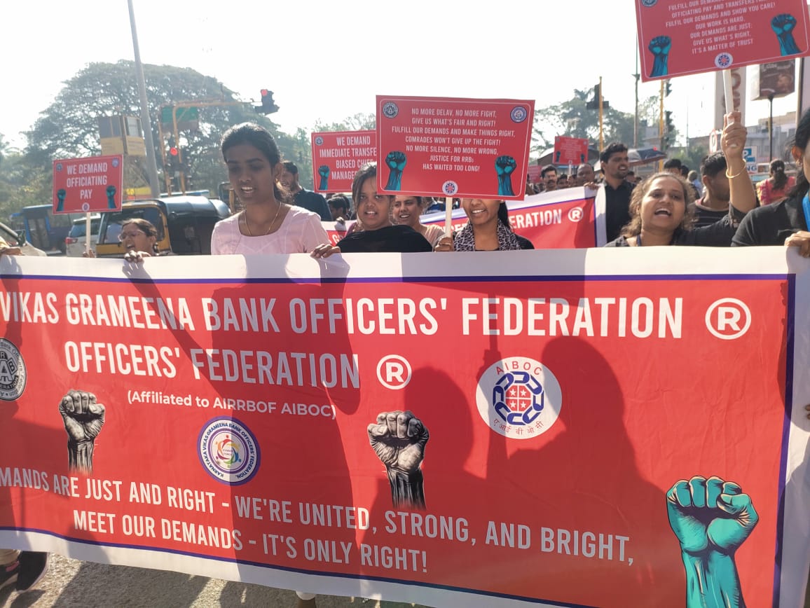 DhashaKrish's tweet photo. Unique in Nation 🇮🇳

We, over 300 KVGB union members, conducted a 2KM reverse walking rally to symbolis the bank’s regression from digital to paperbased practices. Allowances were snatched without notice. Black umbrellas signify unions protecting staff, not the bank
#BankProtest https://t.co/Pfrr1z58MZ