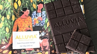mikaog's tweet photo. 【今日の #tasting 】 #ベトナム 発 #ビーントゥバー #ALLUVIA #アルヴィア のセミドライ #マンゴー 入り #DARK #CHOCOLATE なかなかイイ○素朴な絵も可愛い❤️

#Vietnam
#ベトナム
#カカオ
#チョコレート
#ビーントゥバー
#シングルオリジン
#テイスティング
#CHOCOLAT
#CACAO
#BeanToBar
#MANGO https://t.co/VdniJhAPWI