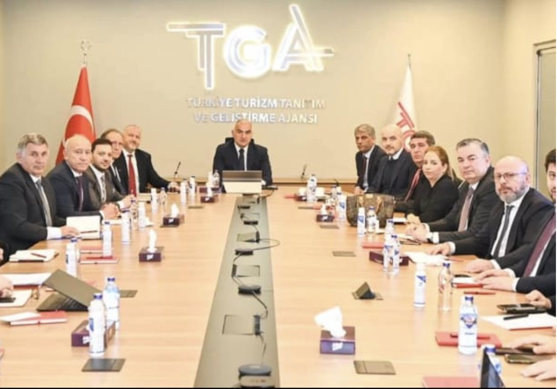 muratemir_dr's tweet photo. Otelin sahibi Türkiye Turizm Tanıtım ve Geliştirme Ajansı yönetiminde. Bakan ile aynı masadalar.
Bulunduğu bölge turizm geliştirme alanında.
Otele birçok kez teşvik verilmiş ancak güvenlik önlemleri için yatırım yapmamış.
Mehmet Nuri Ersoy sahibi olduğu tur şirketinden otelin tatil paketlerini satmış.
Ama insanlar ölünce Bakan Bey belediyeyi suçluyor!
Bakanlıktan bir kişi bile gözaltına alınmıyor.
Onlarca insanın öldüğü faciada ne Bakandan ne Bakanlıktan bir tane istifa dahi yok!