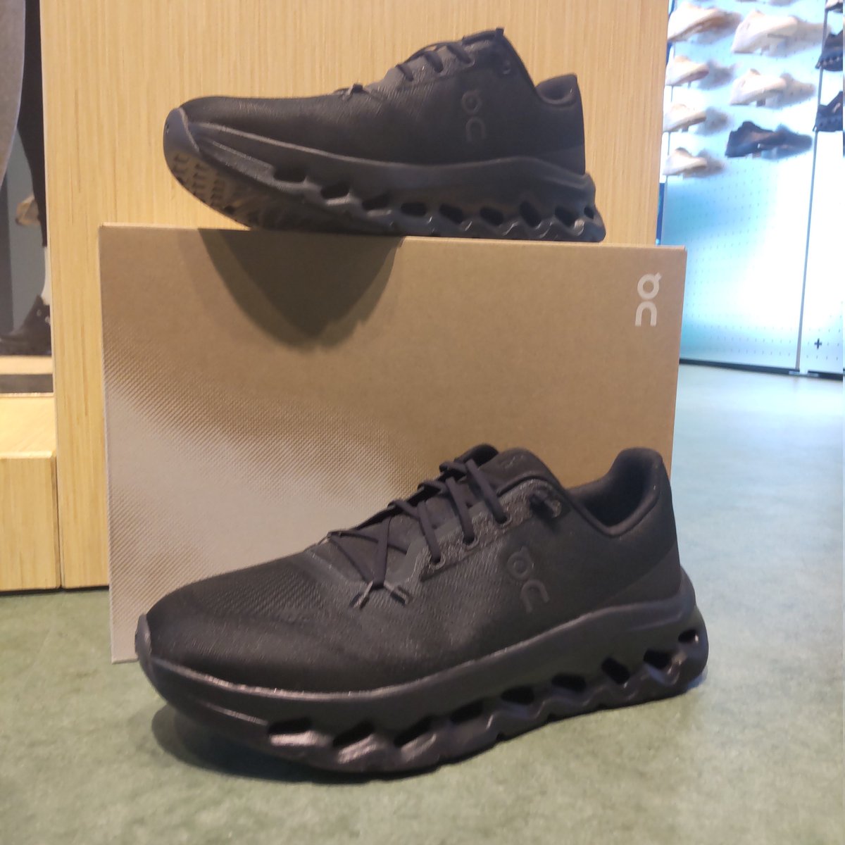 OnKYOTObyK's tweet photo. 世界中で探し求められている
⚡️⚡️《 Cloudtilt 》⚡️⚡️
メンズサイズ入荷いたしました!
お早めにお越しください🏃♂️
Eclipse / Black のみです!
#on #onkyoto #オン
#fujiidaimaru #藤井大丸
#onfriends #running
#cloud #oncloud #cloudtilt
#run #ランニングシューズ
#ランニング #スニーカー https://t.co/0eE8avMuL8