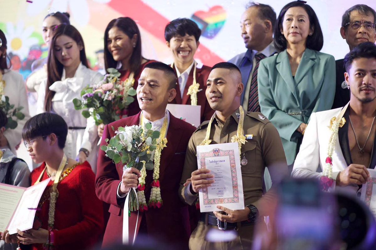 iconsiamhall's tweet photo. ผู้บริหารสยามพิวรรธน์ร่วมเฉลิมฉลอง งานจดทะเบียนสมรสเท่าเทียมครั้งแรกในประวัติศาสตร์ของประเทศไทย ที่จัดโดยนฤมิตไพรด์ ณ สยามพารากอน
#SiamPiwat #SiamParagon #MarriageEqualityDay #MarriageEquality #สมรสเท่าเทียม #PrideTogether #BeTheChange https://t.co/MFzErLIpC4