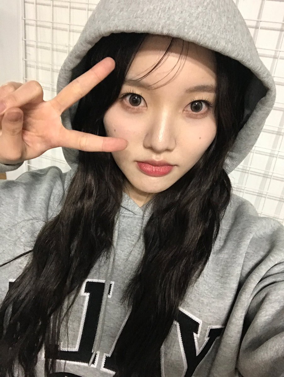 [#이수진]
🐰🩶

#Weeekly #위클리
#LeeSoojin