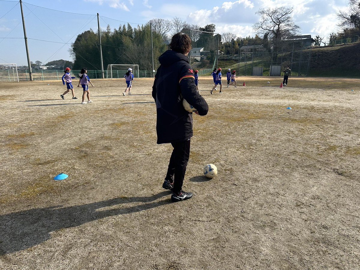 【地域貢献活動　サッカー教室】

本日は守谷市立高野小学校にて5、6年生を対象にした、サッカー教室を実施いたしました‼️
昨年に引き続き、 #石堂圭太 選手、 #沖山正信 選手、 #小牟田洋佑 選手が参加いたしました⚽️