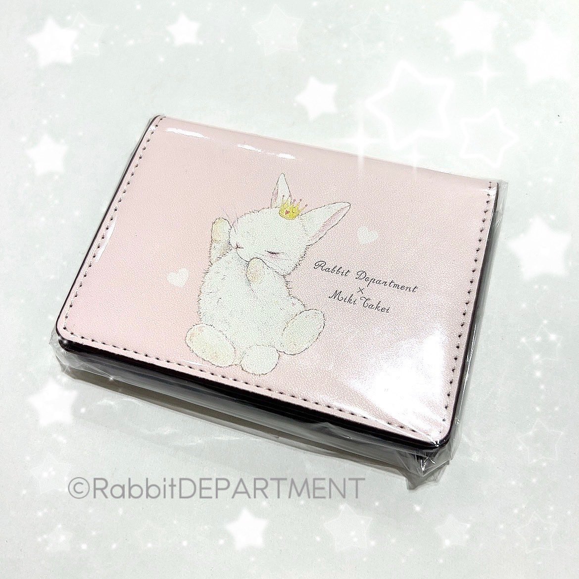 新宿店です🐇ꔛෆ

 #たけいみき さんのカードケースのご紹介です♪🌟
王冠をつけたうさぎさんがとっても可愛いお品物です🤍ྀི
ポイントカードや名刺入れなどにいかがでしょうか？

rabbitdpt.kawaiishop.jp/items/24775788

 #新宿丸井アネックス
 #RabbitDEPARTMENT