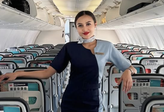akuratco's tweet photo. Keluarga Terisak Melihat Mobil Milik Oshima Yukari, Korban Kebakaran Glodok Plaza

Satu unit mobil milik Oshima Yukari, salah satu dari 14 orang yang  dilaporkan hilang dalam kebakaran Glodok Plaza,  akhirnya dibawa turun dari lantai 7 gedung tersebut, Kamis (23/1).

Mobil  Honda Brio berwarna putih tersebut terlihat masih dalam kondisi yang  baik, bahkan masih bisa dikendarai oleh keluarga Oshima.

Meskipun demikian, bercak kuning gosong akibat kebakaran  tetap terlihat pada sebagian badan mobil. Agar dapat dapat dikendarai  pulang ke rumah keluarga Oshima, kaca depan mobil tersebut dibasuh  dengan air serta digosok untuk menghilangkan abu sisa kebakaran yang  menempel.

Melihat mobil tersebut, bibi korban, Indah yang menunggu di posko pemadam tak kuasa menahan tangis.  Dipegangnya badan mobil itu seraya menundukkan kepalanya sambil  meneteskan air mata.

"Dia (Oshima) menaruh apapun, bawa barang di sini  (dalam mobil). Jadi, dari KTP, dompet, dan sebagainya, biasanya di sini.  Karena dia selalu pergi, enggak sering pakai. Kayak dompet itu enggak  pernah. Jadi, hanya bawa handphone," cerita Indah kepada wartawan di  lokasi sambil terisak-isak, Kamis.

Indah  mengaku terakhir kali melihat Oshima mengendarai mobil itu pada Lebaran  lalu. Oshima pun sebelum kebakaran terjadi pada Rabu (15/1) lalu sempat  mengajak ayahnya untuk jalan-jalan pada akhir pekan.

"Kemarin (Oshima) bertanya ke ayahnya,  apakah pada pekan ini mau main. Itu kata-kata terakhir sebelum peristiwa  kebakaran," ujar Indah.

Pada dasbor mobil itu, masih ada karcis parkir yang  mencatat waktu masuk Oshima ke Glodok Plaza pada Rabu (15/1) pukul 18.43  WIB. Di kabin belakang mobil, terdapat sepasang sepatu milik Oshima dan sejumlah barang lain.

Kerabat Oshima, Triyani berharap agar pencarian jenazah para korban di Glodok  Plaza serta proses identifikasi jenazah yang sudah ditemukan dapat  berjalan lancar.

"Jadi, kami juga beberapa kali datang ke RS Polri, Kramat Jati. Kita bisa  memahami. Memang informasi bahwa kondisinya (korban kebakaran) susah  untuk diidentifikasi. Jadi, kami juga masih menunggu," ucap Triyani.

Triyani menyebut ayah korban telah dimintakan DNA-nya dalam proses identifikasi jenazah para korban.

"Ayahnya sudah diambil DNA-nya. Soalnya ibu Oshima masih berada di Hong Kong," imbuh Triyani dilansir Antara.

📸Antara & IG osimayukari