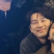 hollowcrxptix's tweet photo. 성인 남자가 왜 이래……. 단체 사진 찍을 때마다 짓는 표정 몹시 곤란함 (positive) https://t.co/i82v52J2zY