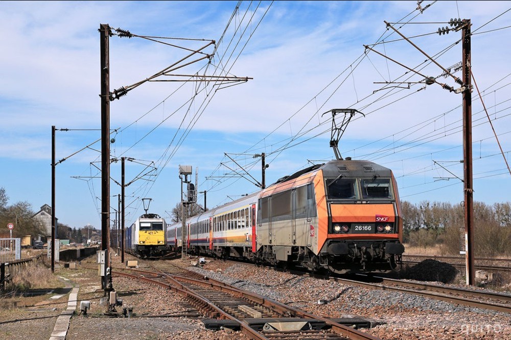 CheminsdeFerTC's tweet photo. En 03-14, l'EC =>#Iris ou =>#Vauban (voitures de la SNCB derrière 1 =>#BB26000) file vers Strasbourg/Bâle en laissant la ligne vers Forbach sur sa gauche et double à #Romilly (57) une #TraxxE186 d'ECR au convoi stationné.
📷quito (@tioquito71 ici), source: https://t.co/2cLM5Er2uI https://t.co/eFEA5pfCkB
