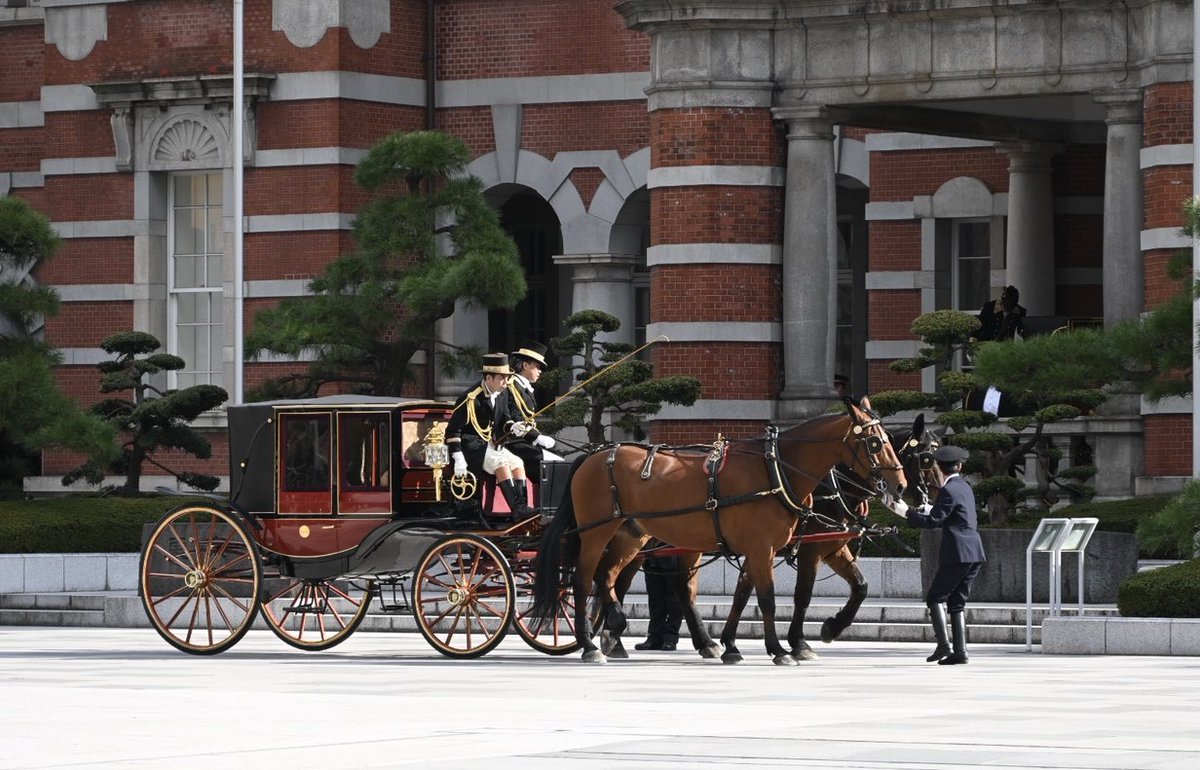umayatrans's tweet photo. ずっと撮りたかった「信任状捧呈式」の馬車列。本日は2便。1便目駐日バングラデシュ人民共和国大使ムハンマド・ダウド・アリ　閣下。2便目駐日コロンビア共和国大使グスタボ・マカナキ・コルドバ　閣下。大使ご乗車の艤装馬車4号は1913年式。眼福の極み🥹 https://t.co/pt6eOnNSSa