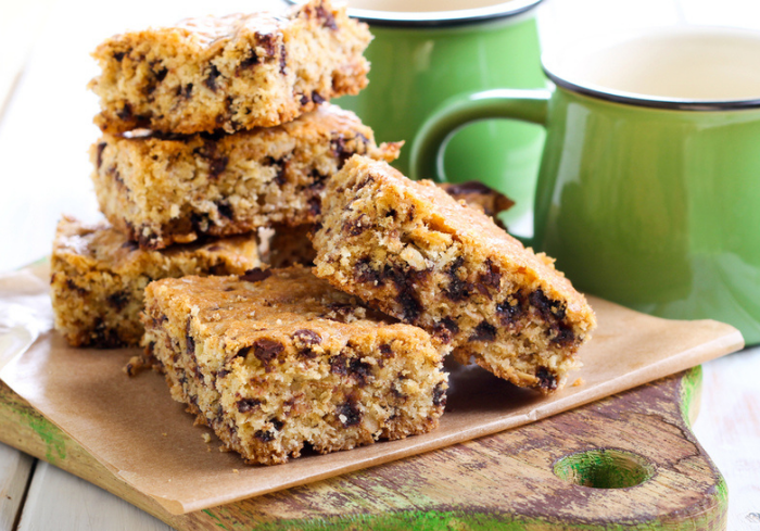 Thursday Bake: How to make chocolate oaty cookie bars shemazing.net/?p=377820