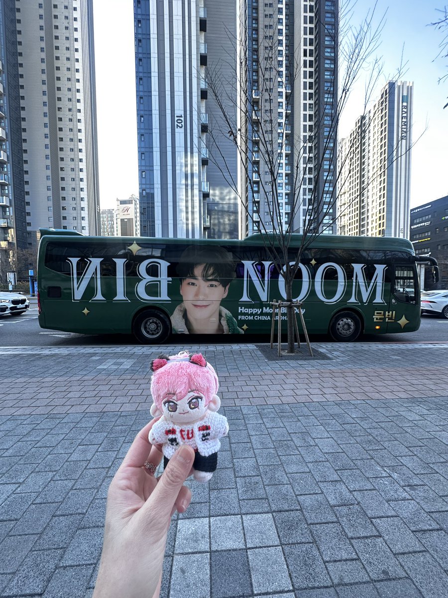 pinkybeamy0126's tweet photo. คุณเก่งมากมิสซิสสร รอท่ามกลางอากาศ6องศา 3 ชม.ในที่สุดก็เจอ #moonbinbus น่ารักที่สุด🥰🚌 ขอบคุณ @lilydanmac มากที่สุดค่ะ มีความสุขมากๆเลย @justminp @Fr3AKiShFaY #happymoonbinday #moonbin #มุนบิน #문빈 https://t.co/gqOg3gWFPD