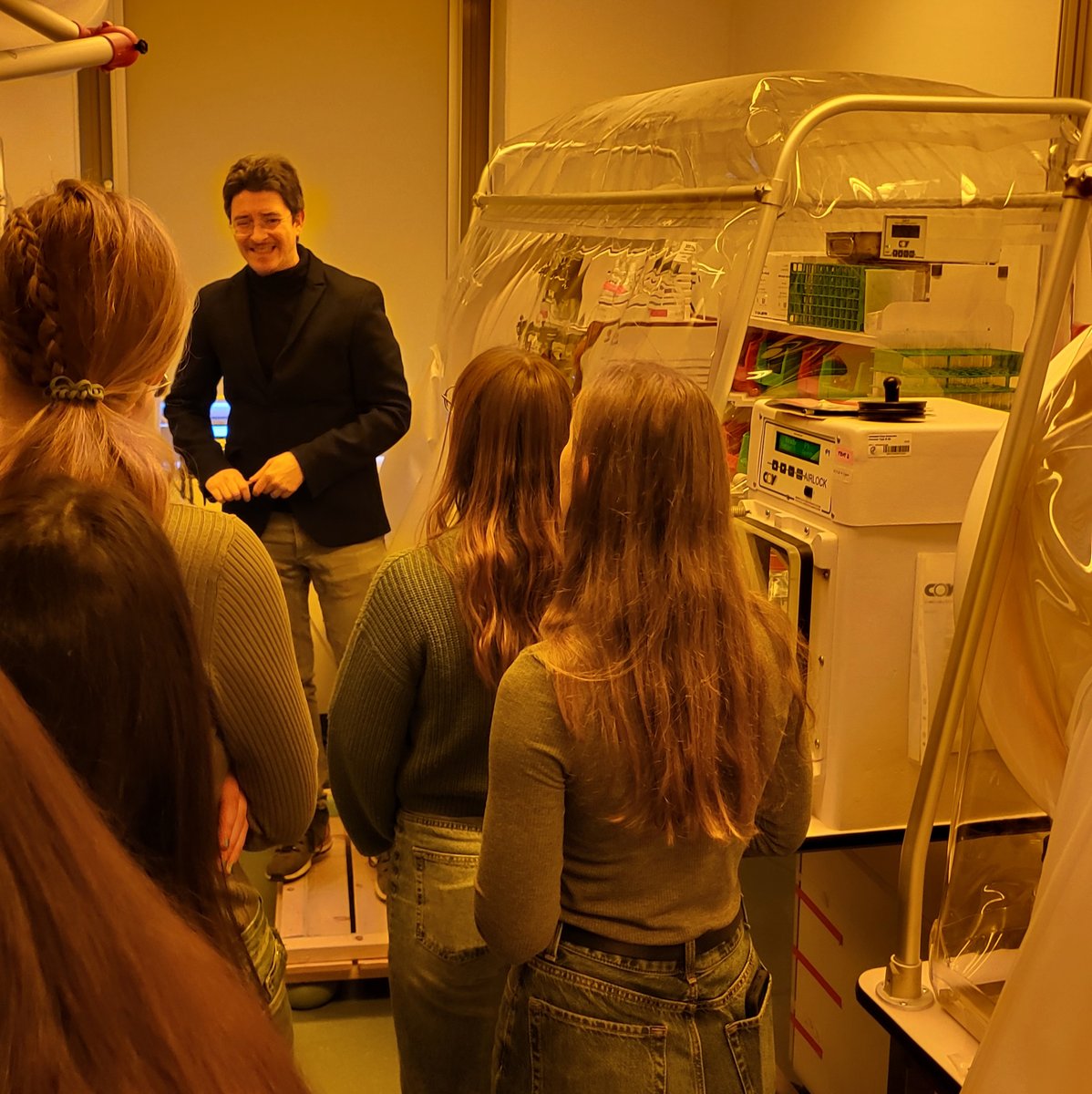 MarineMicrobio's tweet image. Danke für den Besuch – die Chemielaborant:innen der Europaschule Utbremen waren bei uns zu Gast! Unsere #Azubi Janne gab ihnen Einblicke in ihre Arbeit an unserem Institut, tatkräftig unterstützt von einigen Forscher:innen und Mitarbeitenden der Labore und Werkstätten. #CTA