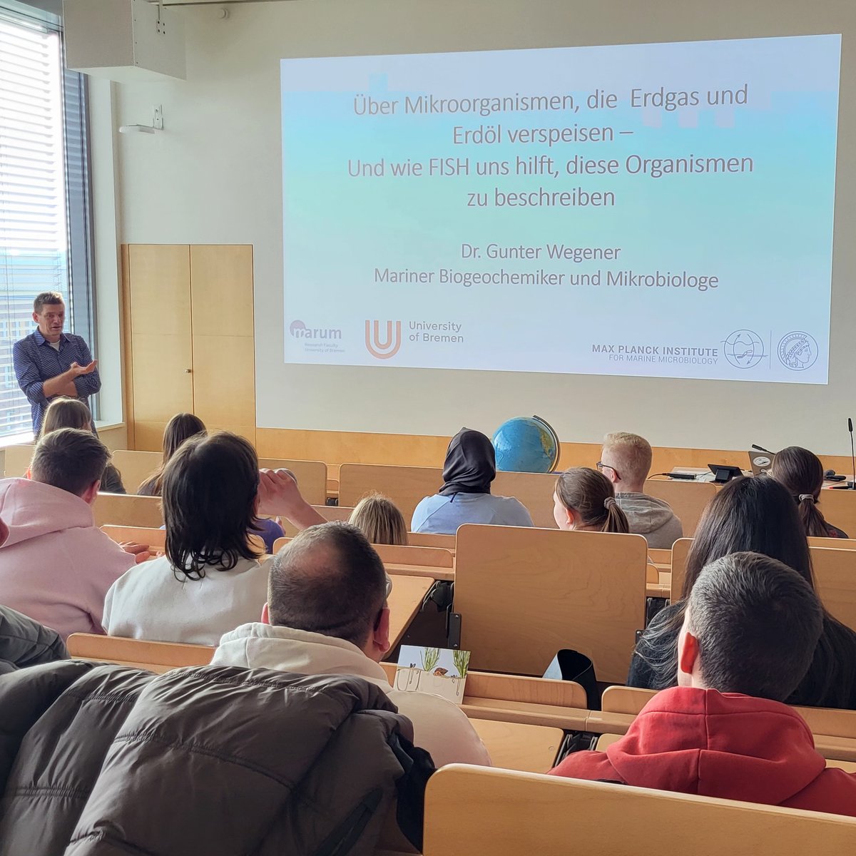 MarineMicrobio's tweet image. Danke für den Besuch – die Chemielaborant:innen der Europaschule Utbremen waren bei uns zu Gast! Unsere #Azubi Janne gab ihnen Einblicke in ihre Arbeit an unserem Institut, tatkräftig unterstützt von einigen Forscher:innen und Mitarbeitenden der Labore und Werkstätten. #CTA