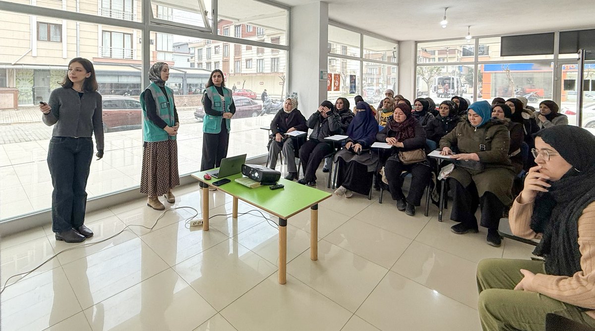 mudemtr's tweet photo. MUDEM olarak, Rahim Ağzı (Serviks) Kanseri Farkındalık Ayı kapsamında, Yalova İl Sağlık Müdürlüğü iş birliğiyle anlamlı bir etkinlik düzenledik.

Yalova Saha Ofisimizde gerçekleştirilen etkinlikte, Dr. Betül Yılmaz rahim ağzı kanserinin belirtileri, görülme sıklığı ve erken teşhisin önemi hakkında kapsamlı bir sunum yaptı. Ayrıca kanserden korunma yöntemleri üzerine değerli bilgiler paylaştı.

MUDEM’e sağladığı cömert destek için @StatePRM'e teşekkür ederiz.
---
As MUDEM, we organised a meaningful event in cooperation with Yalova Provincial Health Directorate within the scope of January Cervical Cancer Awareness Month.

At the event held in Yalova Field Office, Dr. Betül Yılmaz provided a comprehensive presentation on the symptoms of cervical cancer, its incidence and the importance of early diagnosis. She also shared valuable information on cancer prevention methods.

We thank the @StatePRM for their generous support to MUDEM.