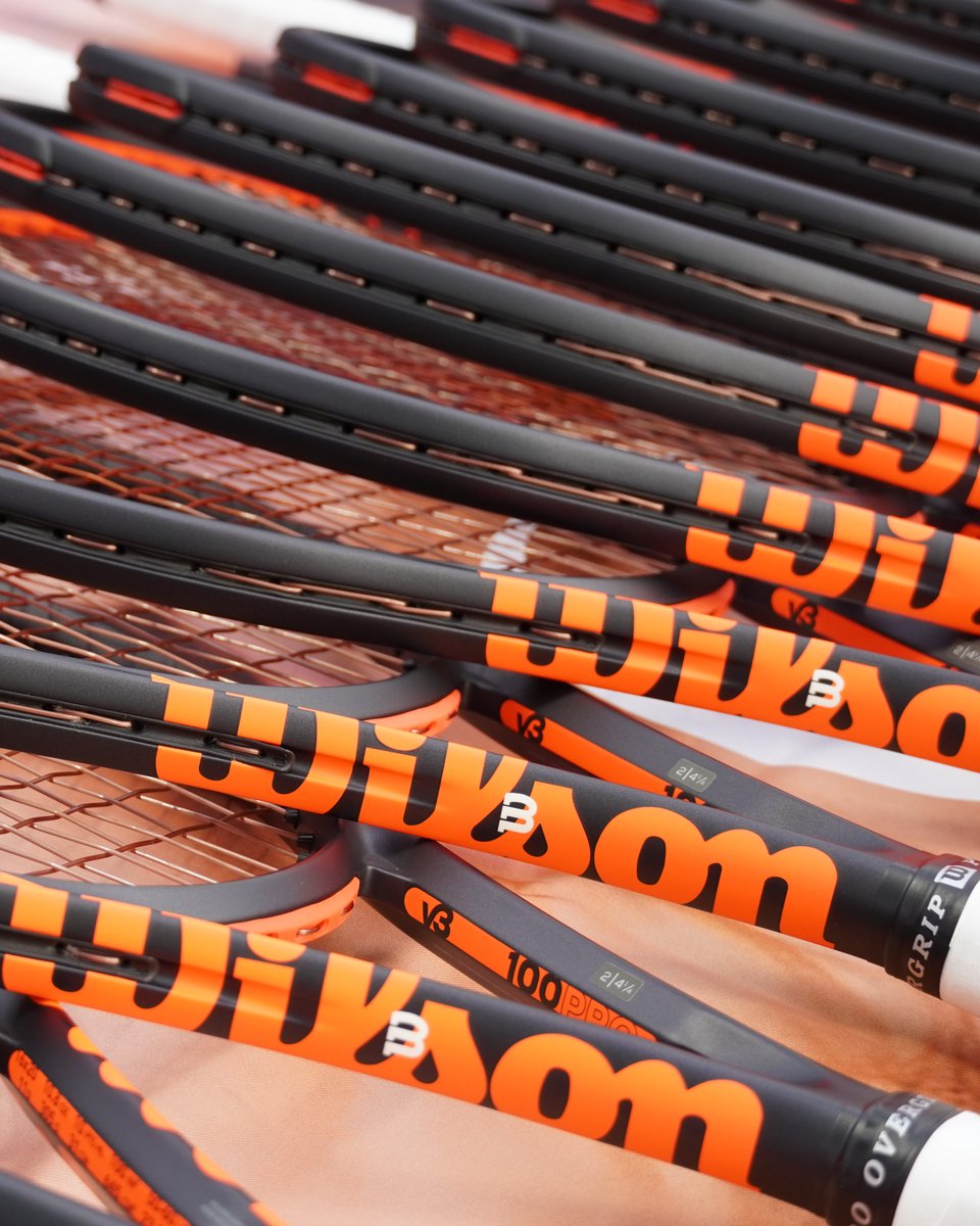 wilsontennisjp's tweet photo. CLASH V3 | デザイン
表面はエラスティック加工により高級感のある仕上がり。
また、スロートのCLASHロゴは全モデルでエンボス加工が施されており、ディティールにまでこだわりを見せる。
光の当たり具合で変わる色味もお確かめください🔺

https://t.co/JURlclFDGQ https://t.co/WoBP8Yw0XK