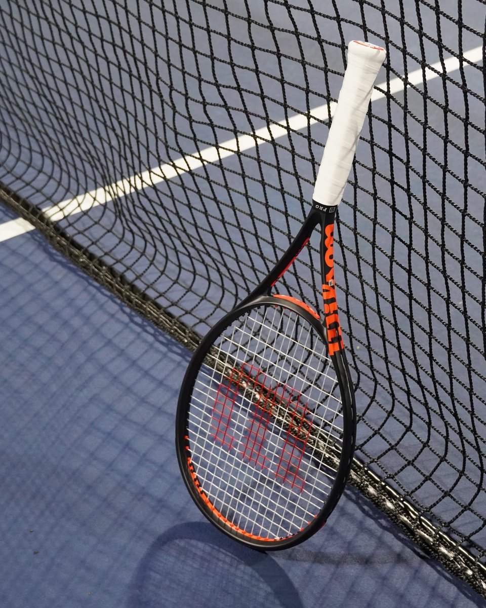 wilsontennisjp's tweet photo. CLASH V3 | デザイン
表面はエラスティック加工により高級感のある仕上がり。
また、スロートのCLASHロゴは全モデルでエンボス加工が施されており、ディティールにまでこだわりを見せる。
光の当たり具合で変わる色味もお確かめください🔺

https://t.co/JURlclFDGQ https://t.co/WoBP8Yw0XK