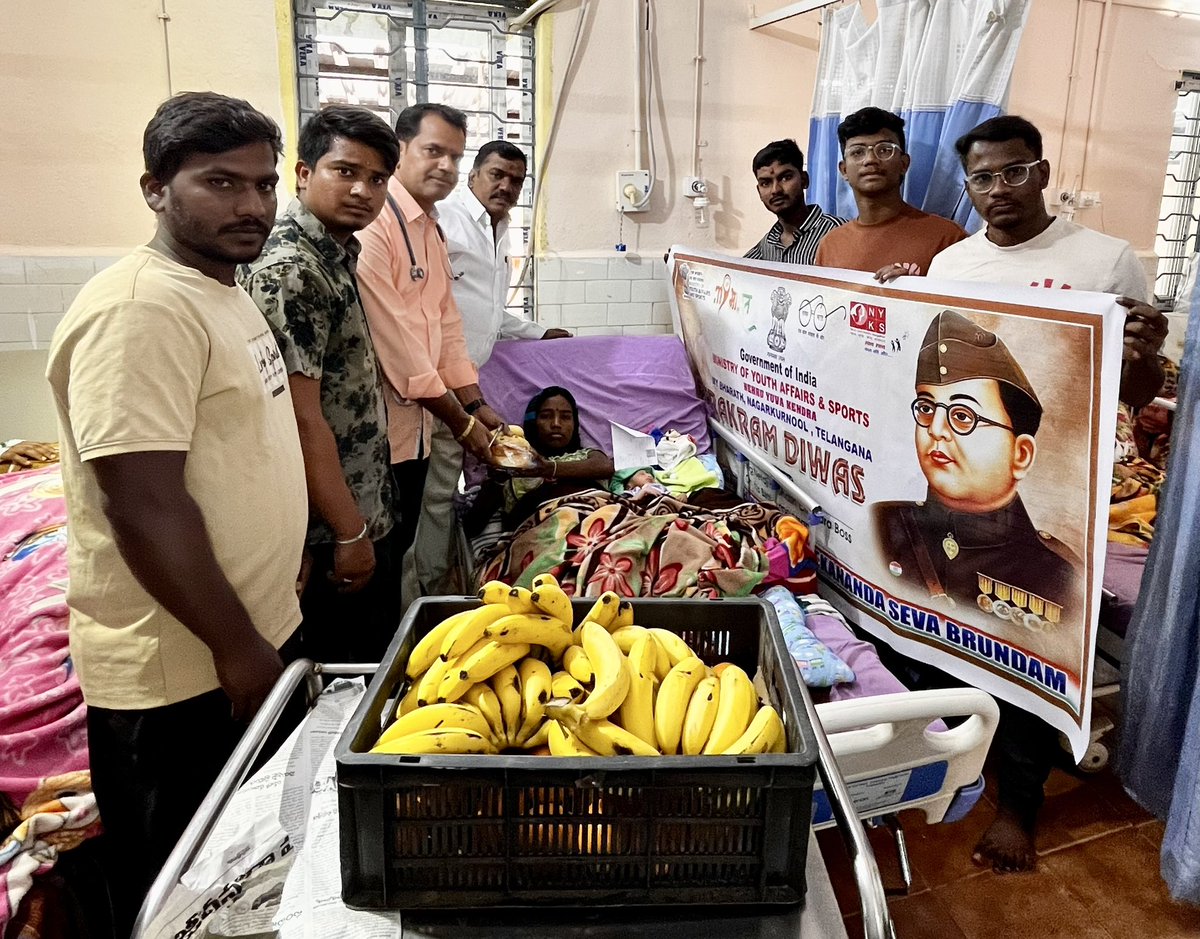 Shiva_kumarG5's tweet photo. Remembering Nethaji Subhash Chandra Bose Jayanthi .. Distributing Fruits To Govt area Hospital Patients by Swamivivekananda Seva Brundam Youth 
#ParakramDiwas #subhashchandrabose #swamivivekanandasevabrundam https://t.co/18aOPF9o4h