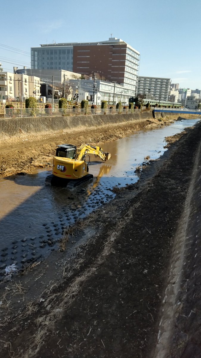 Shopper_info's tweet photo. 境川を進むショベルカー
運転手さん冷えるだろうなー https://t.co/btewffC9UJ