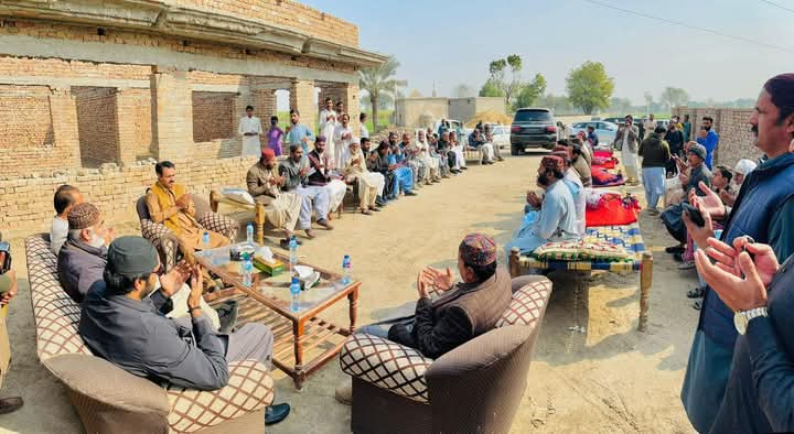 TeamKhalidKhan's tweet photo. اوباڑو : میر سردار خان لونڈ نے مختلف برادریوں سے انکے پیاروں کی وفات پر تعزیت و فاتحہ خوانی کی ،
اور مختلف برادریوں سے انکے مسائل سنیں اور حل کروانے کی یقین دہانی کروائی ،
#NA198 #PS18 #Ubauro
@BBhuttoZardari @KhalidKhanLound @SKLound https://t.co/aNbkSStOGk