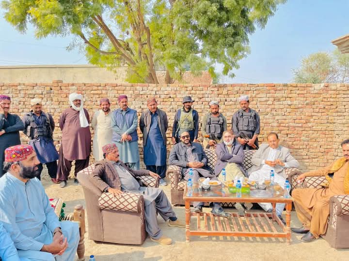 TeamKhalidKhan's tweet photo. اوباڑو : میر سردار خان لونڈ نے مختلف برادریوں سے انکے پیاروں کی وفات پر تعزیت و فاتحہ خوانی کی ،
اور مختلف برادریوں سے انکے مسائل سنیں اور حل کروانے کی یقین دہانی کروائی ،
#NA198 #PS18 #Ubauro
@BBhuttoZardari @KhalidKhanLound @SKLound https://t.co/aNbkSStOGk