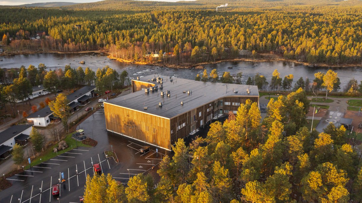 Inarin uusi koulurakennus valmistui upeisiin maisemiin Juutuanjoen alakoskelle! 🏞

Lapwall toimitti ja asensi Inarin koulukohteeseen yli 7000 m² puuelementtejä, jotka sisälsivät seinäelementit ja kattoelementtijärjestelmän. Lopputulos on toimiva ja visuaalisesti vaikuttava!