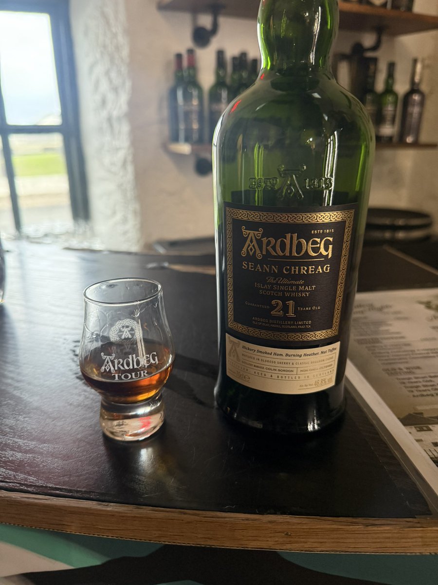 LagaChan's tweet image. 【アードベッグ蒸留所ツアー】
ウェルカムドリンクで17年とトリーバン

樽出し原酒は右から
1stフィルバーボン 2012
2ndフィルバーボン 2013
ヴァージンオーク 2019
pxシェリー 2010

ツアーの締めにSEANN CHREAG21年

豪華すぎる内容、しかもツアー参加者自分だけで貸切でした🙌
日本円で約1万円💰