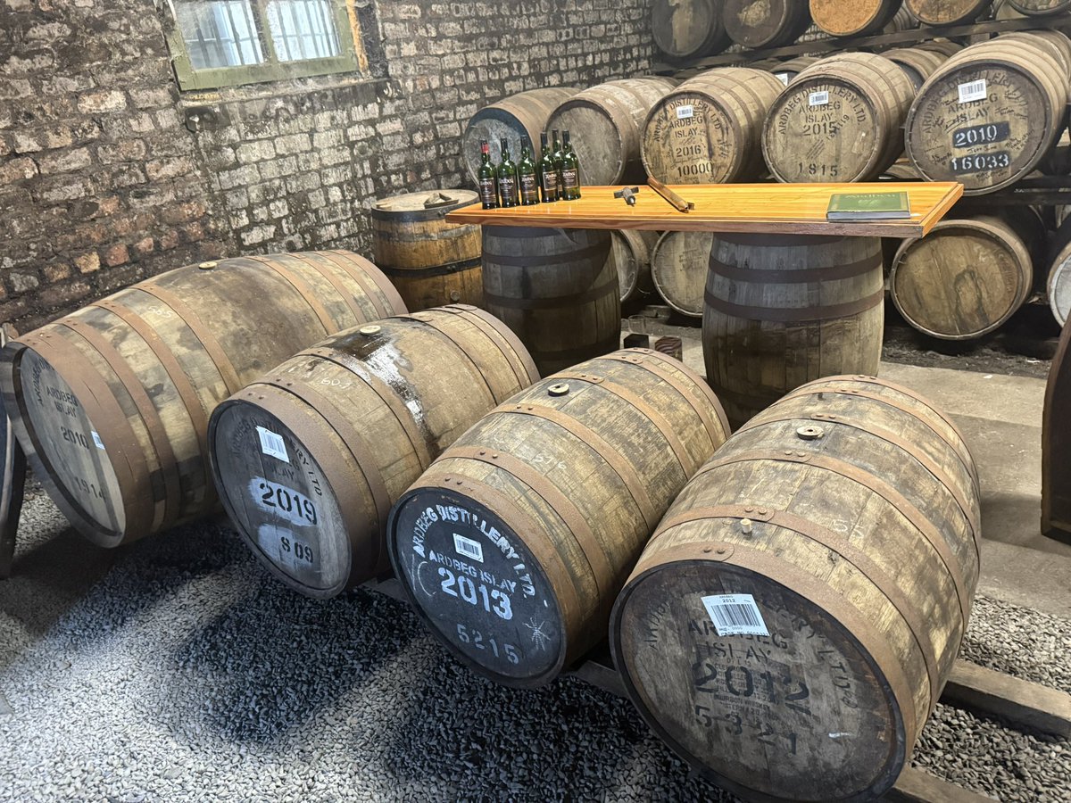 LagaChan's tweet image. 【アードベッグ蒸留所ツアー】
ウェルカムドリンクで17年とトリーバン

樽出し原酒は右から
1stフィルバーボン 2012
2ndフィルバーボン 2013
ヴァージンオーク 2019
pxシェリー 2010

ツアーの締めにSEANN CHREAG21年

豪華すぎる内容、しかもツアー参加者自分だけで貸切でした🙌
日本円で約1万円💰