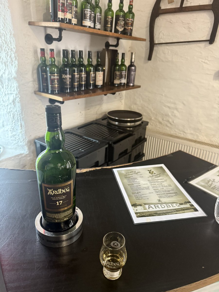 LagaChan's tweet image. 【アードベッグ蒸留所ツアー】
ウェルカムドリンクで17年とトリーバン

樽出し原酒は右から
1stフィルバーボン 2012
2ndフィルバーボン 2013
ヴァージンオーク 2019
pxシェリー 2010

ツアーの締めにSEANN CHREAG21年

豪華すぎる内容、しかもツアー参加者自分だけで貸切でした🙌
日本円で約1万円💰