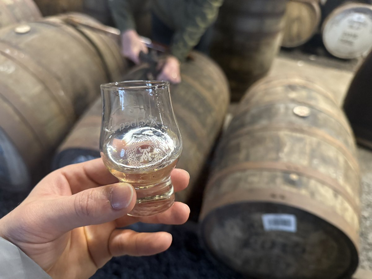 LagaChan's tweet image. 【アードベッグ蒸留所ツアー】
ウェルカムドリンクで17年とトリーバン

樽出し原酒は右から
1stフィルバーボン 2012
2ndフィルバーボン 2013
ヴァージンオーク 2019
pxシェリー 2010

ツアーの締めにSEANN CHREAG21年

豪華すぎる内容、しかもツアー参加者自分だけで貸切でした🙌
日本円で約1万円💰