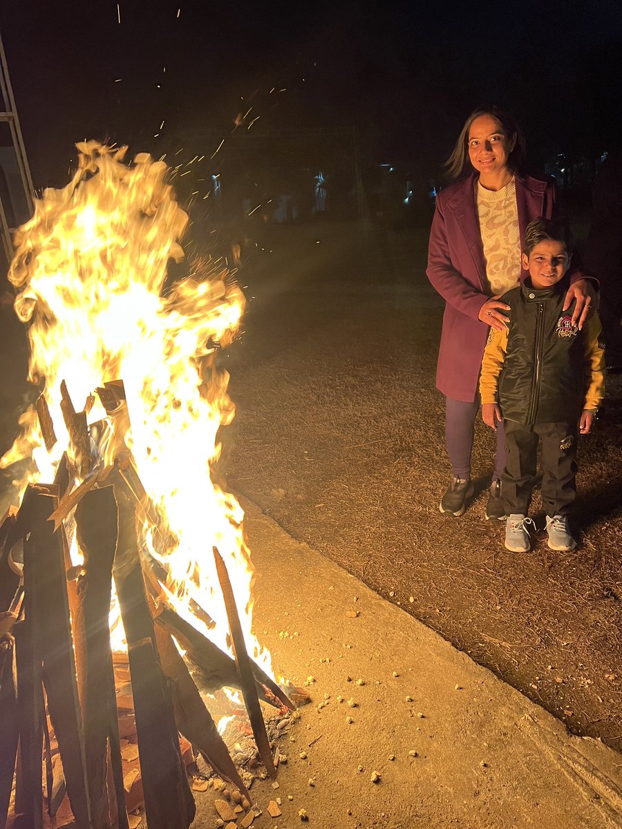 _jyotiaggarwal's tweet photo. बड़े भाई जोनी गुजराल जी व भाभी जी को पुत्र रत्न प्राप्ति सहित पुत्र की प्रथम लोहड़ी कार्यक्रम में सम्मिलित होकर शुभकामनाएँ प्रेक्षित की, ईश्वर बेटे को दीर्घायु करे|| https://t.co/egh4T9LglV