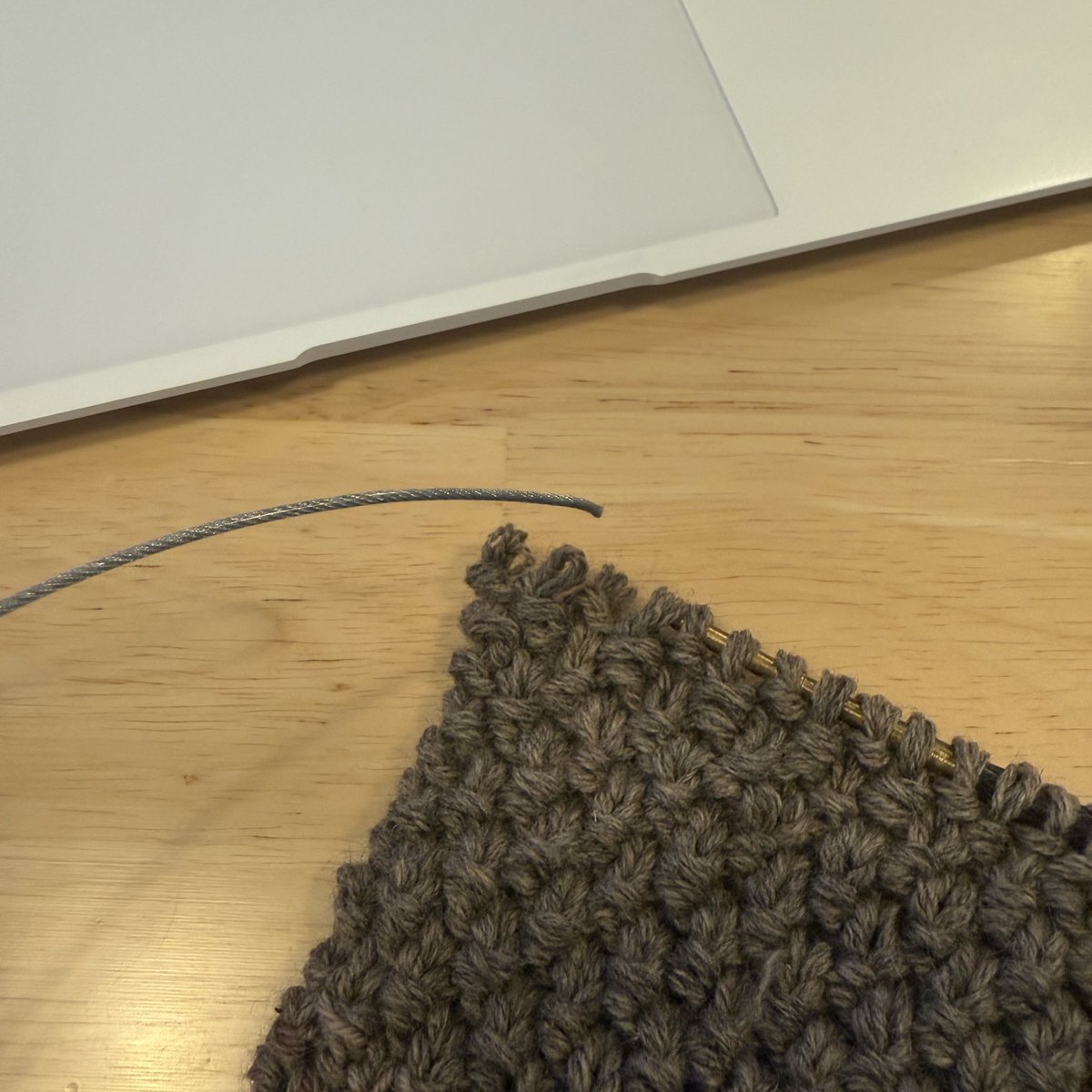 hy_knitting's tweet photo. 회사에서 뜨개질하다 비상상황 발생함ㅋㅋㅋㅋㅋㅋㅋㅋ
케이블이 끊어져 버림…..
얘도 소모품이구나…………핳….ㅠㅠ https://t.co/5Di0nBF142