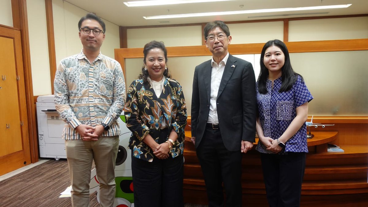 amb_japan_asean's tweet photo. Glad to exchange views with Adviser @ArifinCabo of @UNFPAAsiaPac on cooperation with #ASEAN. Our discussion focused on supporting ASEAN's efforts in addressing the rapidly #AgeingSociety with #CareEconomy. https://t.co/cgN7kYiuUG
