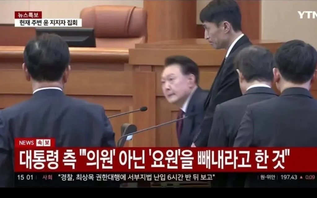 저런 찌질한 새끼가 내 나라의 대통령 이었다니 기가 막힌다.