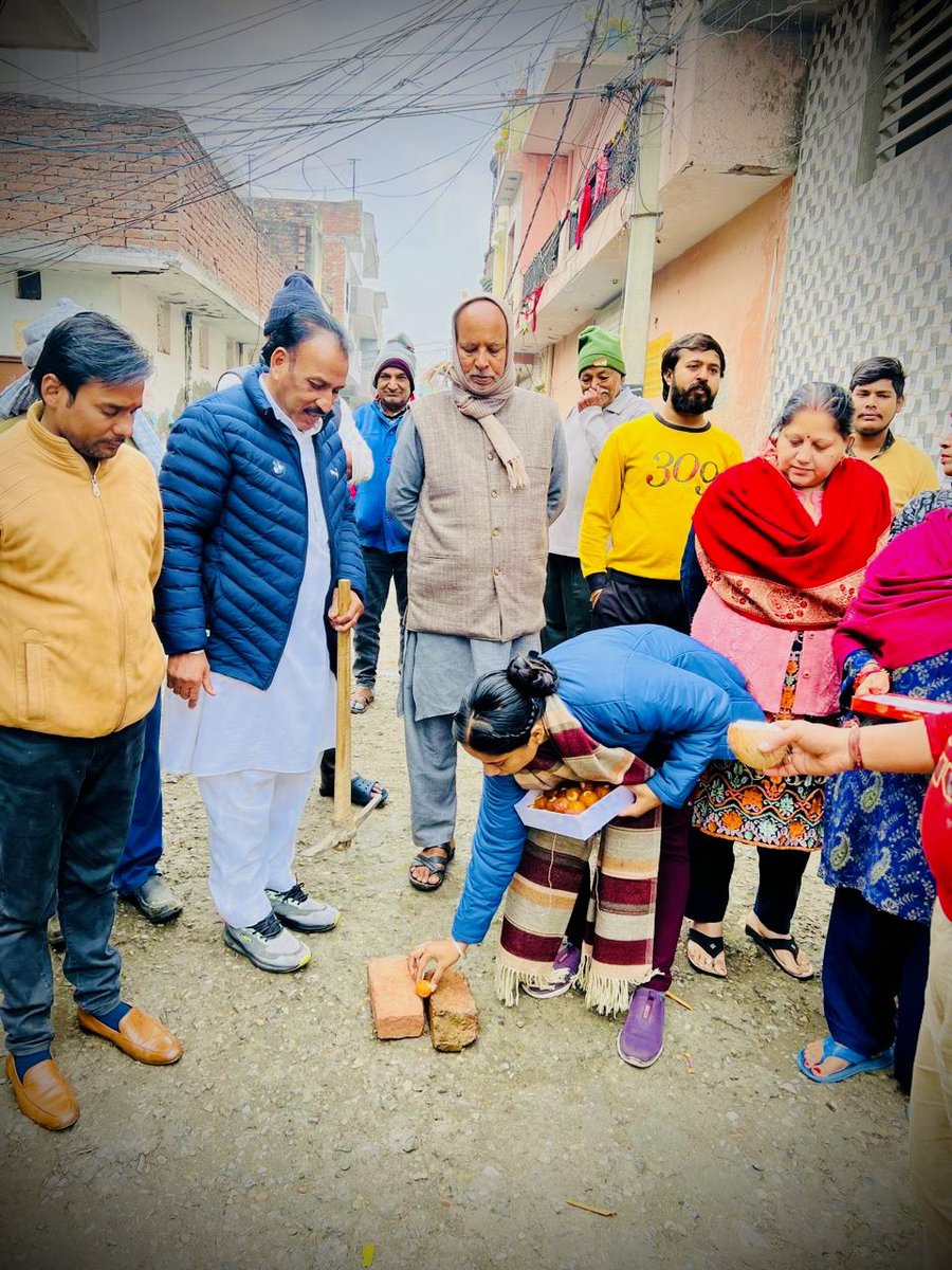 _jyotiaggarwal's tweet photo. वार्ड 46 की कृष्णा कुंज कॉलोनी में स्थित ￼दुर्गा मंदिर से योगेश कच्छल जी के मकान तक सी० सी० सड़क एव नाली निर्माण कार्य नगर निगम द्वारा व क्षेत्रवासियो की उपस्थिति में उद्घाटन कर प्रारंभ कराया गया￼।। https://t.co/d7VJmfUlZf