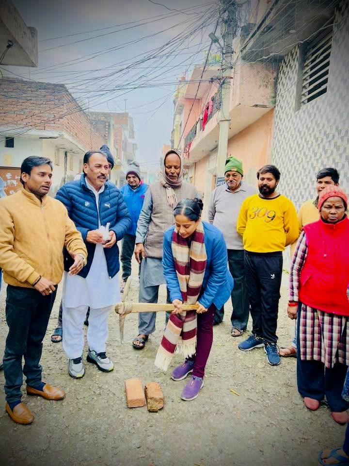 _jyotiaggarwal's tweet photo. वार्ड 46 की कृष्णा कुंज कॉलोनी में स्थित ￼दुर्गा मंदिर से योगेश कच्छल जी के मकान तक सी० सी० सड़क एव नाली निर्माण कार्य नगर निगम द्वारा व क्षेत्रवासियो की उपस्थिति में उद्घाटन कर प्रारंभ कराया गया￼।। https://t.co/d7VJmfUlZf