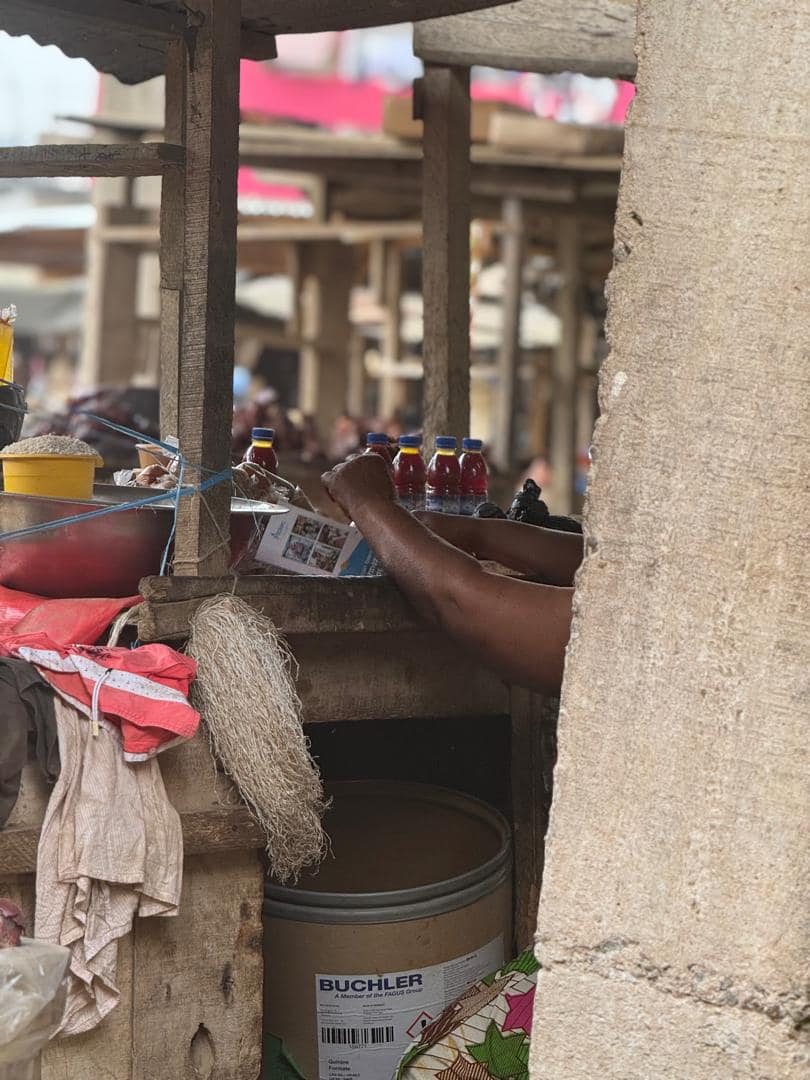 L’#inclusion #financière c’est aussi apporter des #solutions et réjouir plus d’un!
Votre Neofinance, est auprès des #marchands du marché Tchagba des 2 Plateaux avec une #solution, le compte marchand 
Un compte grâce auquel ils sont bancarisés, épargnent et ont un accès au crédit.