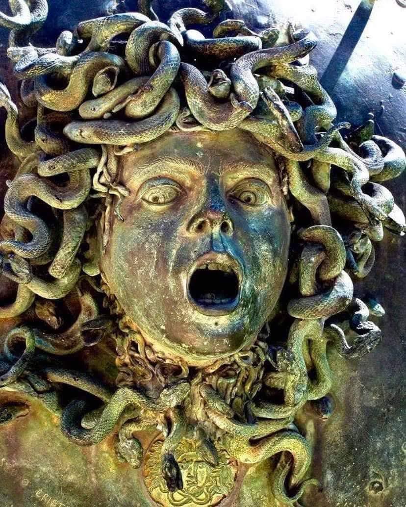 Bronze Head of Medusa, found at Hadrian’s Villa (2nd Century AD) near Tivoli, Italy 🇮🇹, a notable Roman artifact. Medusa, a well-known figure from Greek mythology, is portrayed with snake-like hair and a fierce gaze. In Greek art, she symbolized protection, used to ward off evil