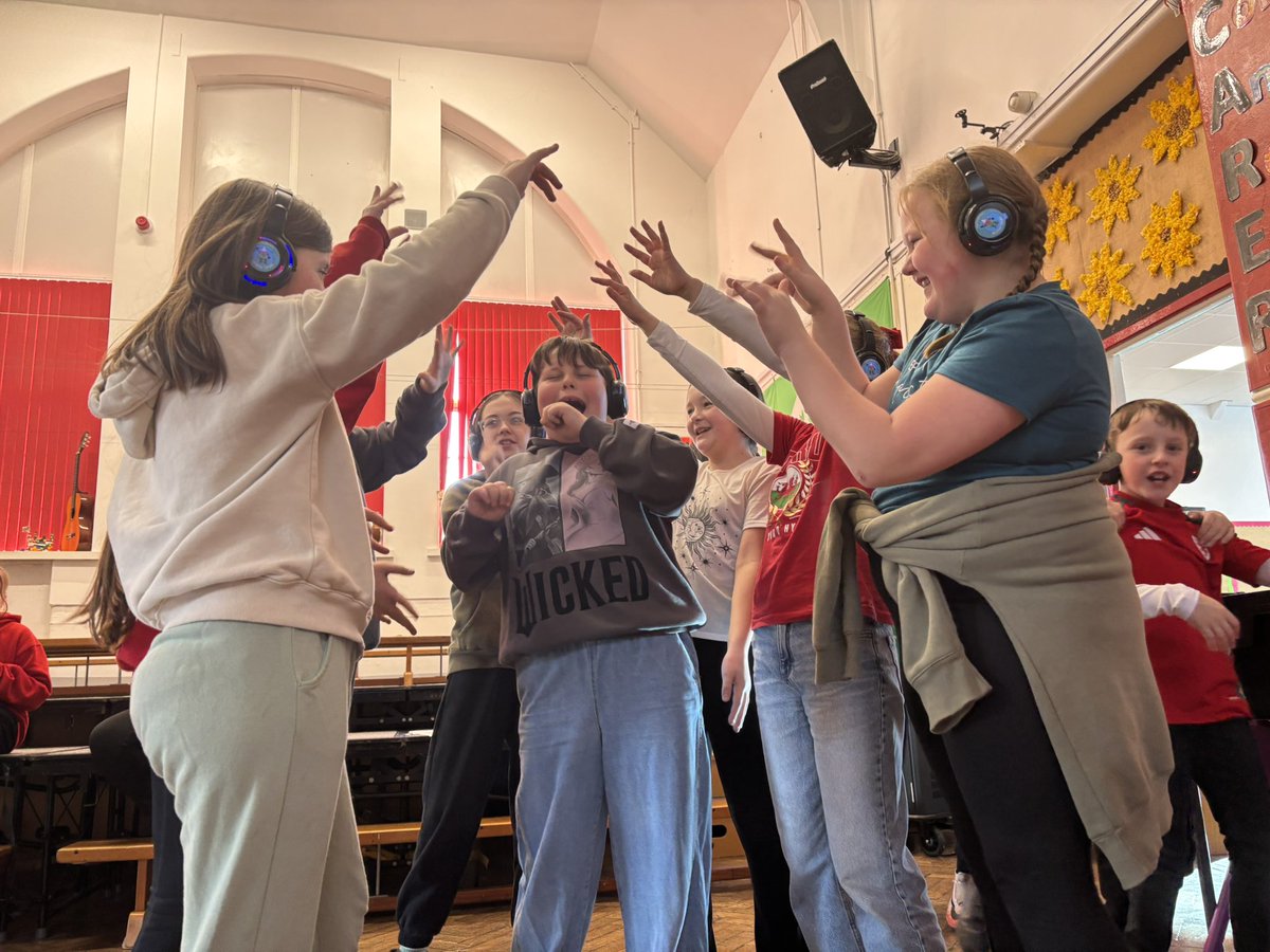 Blwyddyn 6 thoroughly enjoyed a silent disco courtesy of the Urdd. Diolch <a href="/Urdd/">Urdd Gobaith Cymru</a> #Y6Nanty #CymraegNanty 🏴󠁧󠁢󠁷󠁬󠁳󠁿❤️🤍💚🏴󠁧󠁢󠁷󠁬󠁳󠁿