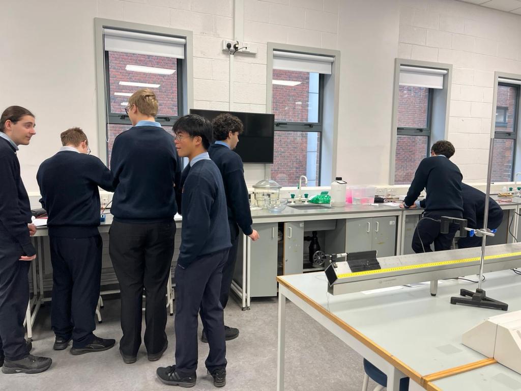StVincentsd11's tweet photo. 6th year physics class in DCU on Monday trying out proper college lab equipment with their experiments and listening about nanotechnology. #DCUAccess #ERST #ERBB https://t.co/rtEQv8u9os