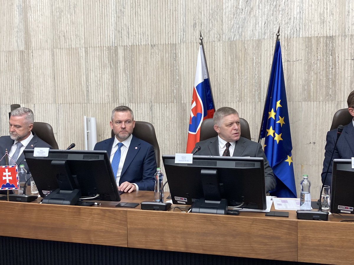 ladislavnov's tweet photo. Na 🇸🇰 úřadu vlády zasedla bezpečnostní rada státu. Fico slíbil preventivní opatření proti údajnému plánu na svržení vlády. Přišel prezident, ministři, šéf SIS, generální prokurátor, vedeni parlamentu, zástupci bezp. složek… @iROZHLAScz @Radiozurnal1 @CRoPlus https://t.co/7eszfSmeoh